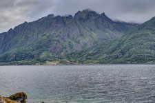 Insel Austvågøya. Am Sløverfjord. Dorf Sløvra
