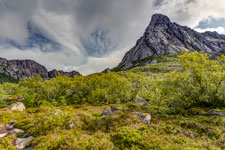 Insel Austvågøya. Zum Berg Vågakallen. Durmålsdalen