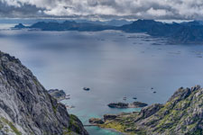 Insel Austvågøya. Höhe 713 m. Blick zum Henningsværstraumen