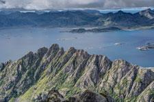Insel Austvågøya. Höhe 713 m. Blick zum Henningsværstraumen
