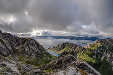 Insel Austvågøya. Höhe 713 m. Blick zum Henningsværstraumen
