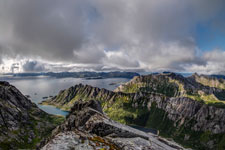 Insel Austvågøya. Höhe 713 m. Blick zum Henningsværstraumen