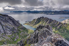 Insel Austvågøya. Höhe 713 m. Blick zum Henningsværstraumen