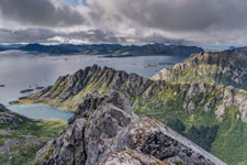 Insel Austvågøya. Höhe 713 m. Blick zum Henningsværstraumen