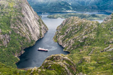 Insel Austvågøya. Hurtigruten im Trollfjord