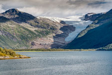 Blick über Holandsfjord zum Engabreen