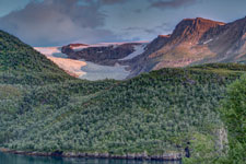 Blick über Holandsfjord zum Engabreen
