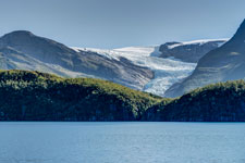 Blick über Holandsfjord zum Engabreen