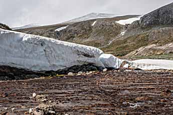 Dovrefjell. Eine dünne Schneebrücke.