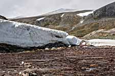 Dovrefjell. Eine dünne Schneebrücke.