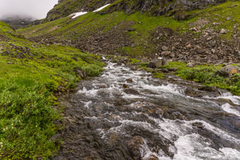 zum Berg Møysalen. Ein Bach