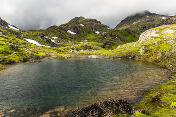 zum Berg Møysalen. Ein See