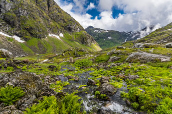 zum Berg Møysalen. Wasser