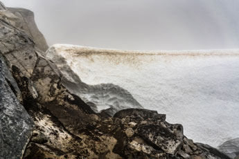 Aufstieg zum Berg Møysalen. Am Gletscher Skavlen