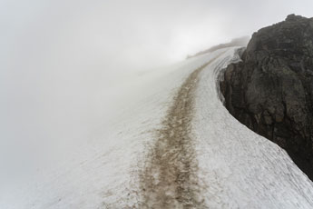 Aufstieg zum Berg Møysalen. Am Gletscher Skavlen