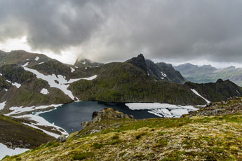 Abstieg vom Berg Møysalen. Øvre Møysalvatnet
