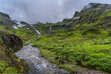 zum Berg Møysalen. Ein Bach