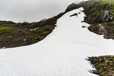zum Berg Møysalen. Ein kleines Schneefeld