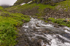 zum Berg Møysalen. Ein Bach