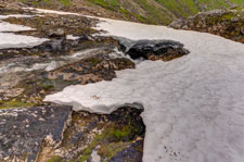 zum Berg Møysalen. Schneehöhle