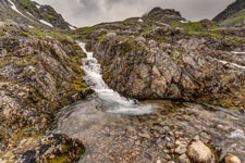 zum Berg Møysalen. Steiniges Bett