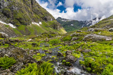 zum Berg Møysalen. Wasser