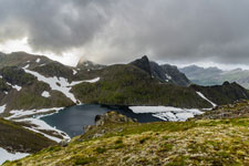 Abstieg vom Berg Møysalen. Øvre Møysalvatnet