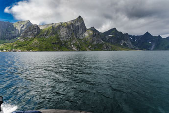 Moskenesøya. Zum Berg Hermannsdalstinden. Reinefjorden