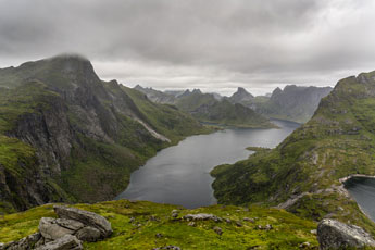 Moskenesøya. Zum Berg Hermannsdalstinden. Höhe 440