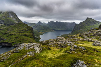 Moskenesøya. Zum Berg Hermannsdalstinden. Lamheia