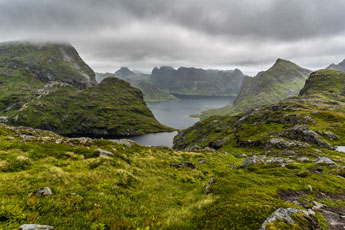 Moskenesøya. Zum Berg Hermannsdalstinden. Forsfjord