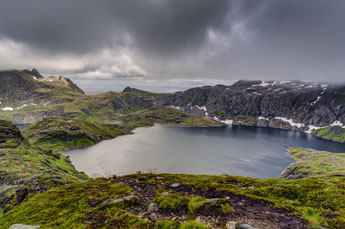 Moskenesøya. Auf dem Rückweg vom Hermannsdalstinden. Krokvatnet
