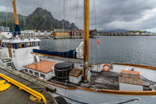Lofoten. Hafen von Svolvær. Ein Segelboot