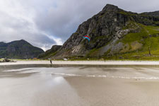 Lofoten. Flakstad. Skagsanden. Kitesurfer