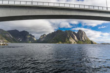 Moskenesøya. Zum Berg Hermannsdalstinden. Reinefjorden