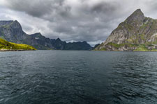 Moskenesøya. Zum Berg Hermannsdalstinden. Reinefjorden