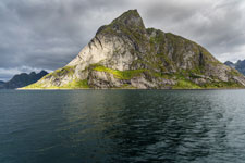 Moskenesøya. Zum Berg Hermannsdalstinden. Reinefjorden