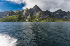 Moskenesøya. Zum Berg Hermannsdalstinden. Reinefjorden