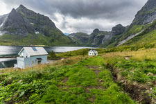 Moskenesøya. Zum Berg Hermannsdalstinden. Vindstad