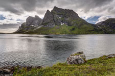 Moskenesøya. Zum Berg Hermannsdalstinden. Forsfjord