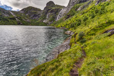 Moskenesøya. Zum Berg Hermannsdalstinden. Forsfjord