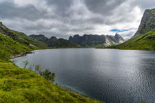 Moskenesøya. Zum Berg Hermannsdalstinden. Forsfjord