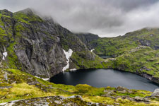 Moskenesøya. Zum Berg Hermannsdalstinden. Litlforsvatnet