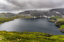 Moskenesøya. Zum Berg Hermannsdalstinden. Krokvatnet