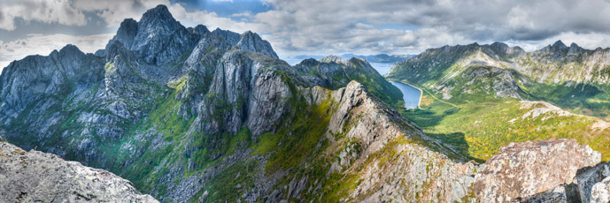 Lofoten. Insel Austvågøya. Berg Glomtinden. Panorama