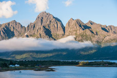 Austensfjorden. Berge