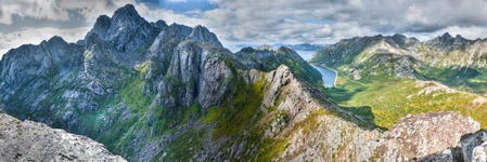 Lofoten. Insel Austvågøya. Berg Glomtinden. Panorama
