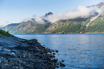Fjordgård. Purkenesvika. Insel Senja