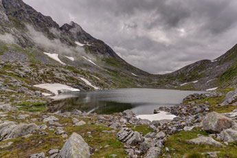Zum Berg Breitinden. Am Breitindvatnet