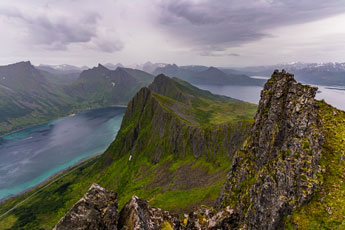 am Berg Husfjellet. Blick von einem Fels